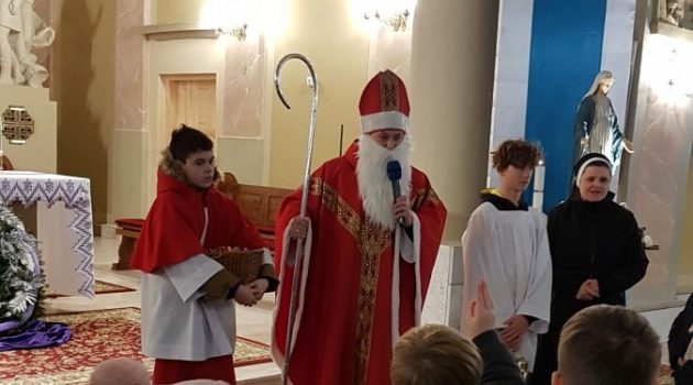 6 grudnia dzieci naszej parafii odwiedził niezwykły gość. Obdarował ich słodkimi prezentami
